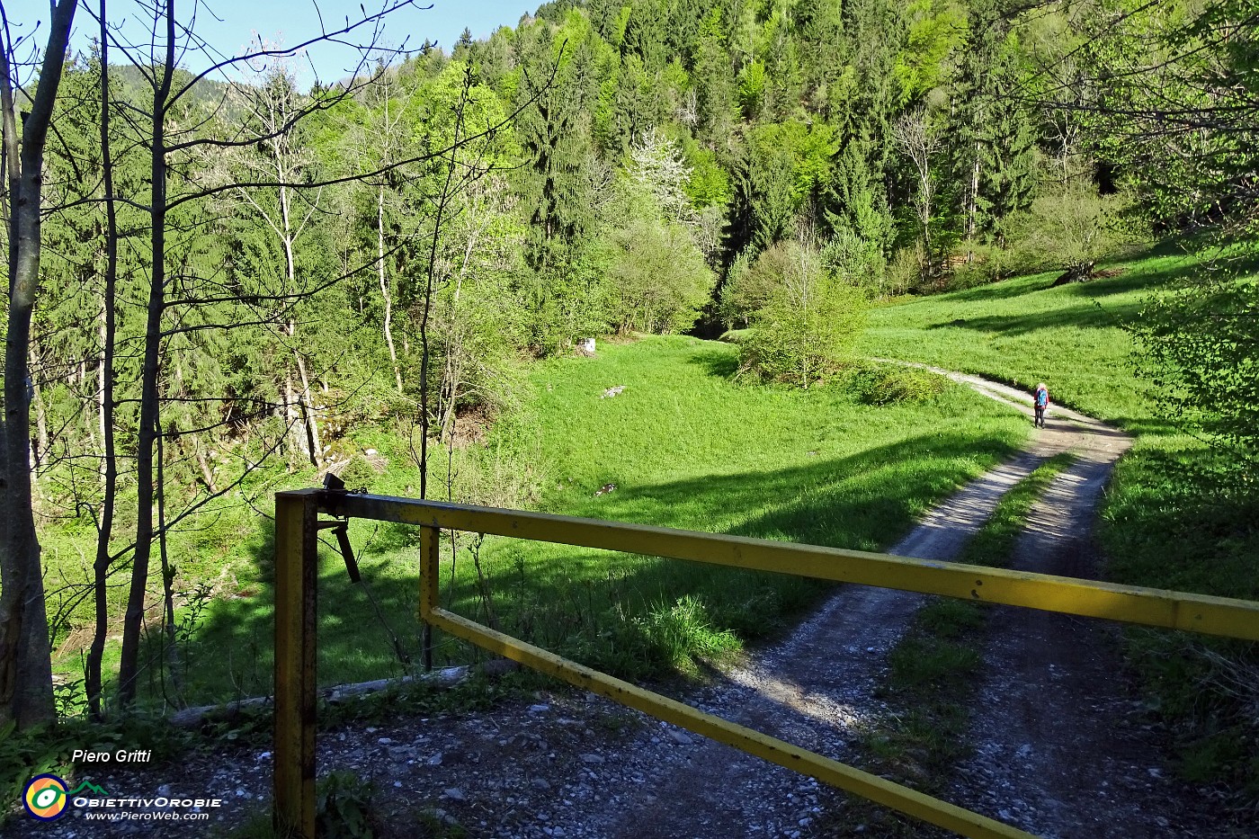09 Seguiamo la sterrata per 'La Costa'.JPG -                                